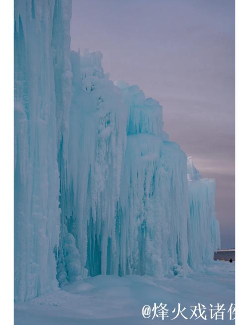 冬日赛里木湖华丽展现，冰推冰泡冰花点缀奇景